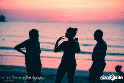 Fly Beyond Tonight กับ 2manydjs ที่ คาเฟ่ เดล มาร์ ภูเก็ต — photo 7