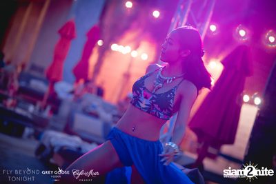 Fly Beyond Tonight กับ 2manydjs ที่ คาเฟ่ เดล มาร์ ภูเก็ต — photo 12