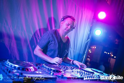 Fly Beyond Tonight กับ 2manydjs ที่ คาเฟ่ เดล มาร์ ภูเก็ต — photo 16