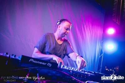 Fly Beyond Tonight กับ 2manydjs ที่ คาเฟ่ เดล มาร์ ภูเก็ต — photo 20