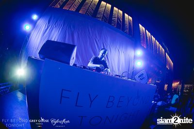 Fly Beyond Tonight กับ 2manydjs ที่ คาเฟ่ เดล มาร์ ภูเก็ต — photo 23
