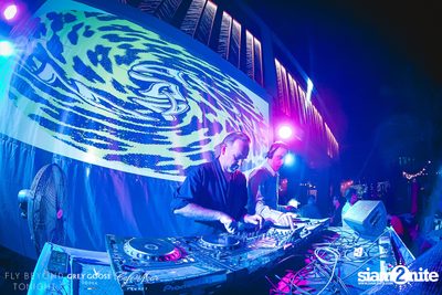 Fly Beyond Tonight กับ 2manydjs ที่ คาเฟ่ เดล มาร์ ภูเก็ต — photo 30