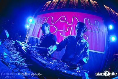 Fly Beyond Tonight กับ 2manydjs ที่ คาเฟ่ เดล มาร์ ภูเก็ต — photo 34