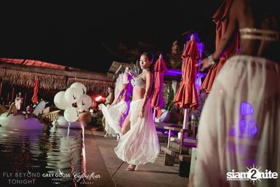Fly Beyond Tonight กับ 2manydjs ที่ คาเฟ่ เดล มาร์ ภูเก็ต — photo 41