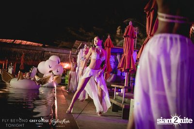 Fly Beyond Tonight กับ 2manydjs ที่ คาเฟ่ เดล มาร์ ภูเก็ต — photo 42