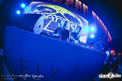 Fly Beyond Tonight กับ 2manydjs ที่ คาเฟ่ เดล มาร์ ภูเก็ต — photo 44