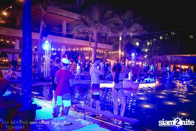 Fly Beyond Tonight กับ 2manydjs ที่ คาเฟ่ เดล มาร์ ภูเก็ต — photo 46