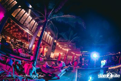 Fly Beyond Tonight กับ 2manydjs ที่ คาเฟ่ เดล มาร์ ภูเก็ต — photo 76