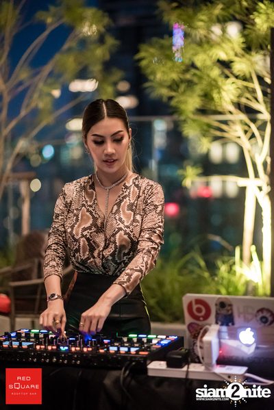 Ladies Night Launch Party ที่ เรดสแควร์ รูฟท็อป บาร์ — photo 9