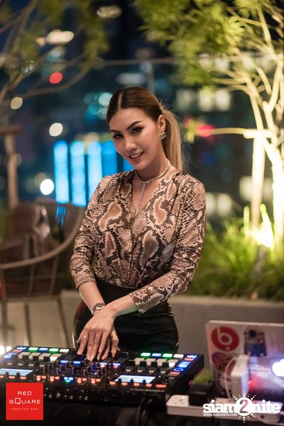 Ladies Night Launch Party ที่ เรดสแควร์ รูฟท็อป บาร์ — photo 10