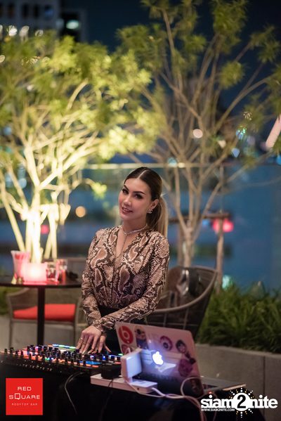 Ladies Night Launch Party ที่ เรดสแควร์ รูฟท็อป บาร์ — photo 32