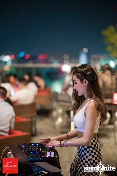 Ladies Night Launch Party ที่ เรดสแควร์ รูฟท็อป บาร์ — photo 102