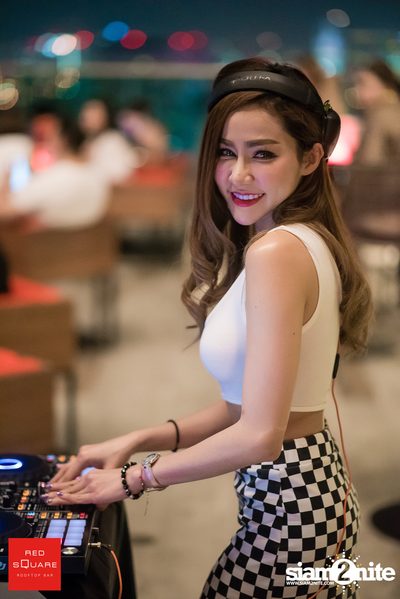 Ladies Night Launch Party ที่ เรดสแควร์ รูฟท็อป บาร์ — photo 103
