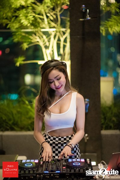 Ladies Night Launch Party ที่ เรดสแควร์ รูฟท็อป บาร์ — photo 116