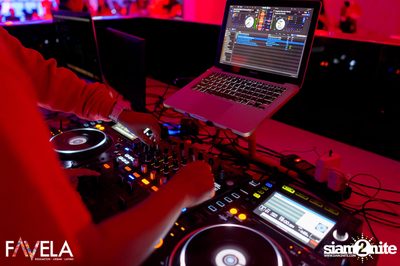 It's a Red Xmas Party at Favela  — photo 27