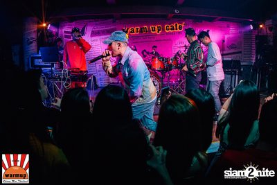 Twopee Southside ที่ วอร์ม อัพ คาเฟ่ เชียงใหม่ — photo 83