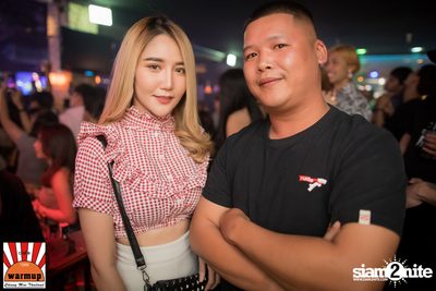 Twopee Southside ที่ วอร์ม อัพ คาเฟ่ เชียงใหม่ — photo 124