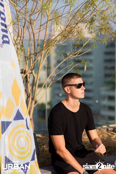 Urban Pool Party The Reunion ที่ เรดสแควร์ รูฟท็อป บาร์ — photo 15