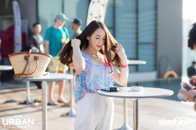 Urban Pool Party The Reunion ที่ เรดสแควร์ รูฟท็อป บาร์ — photo 16