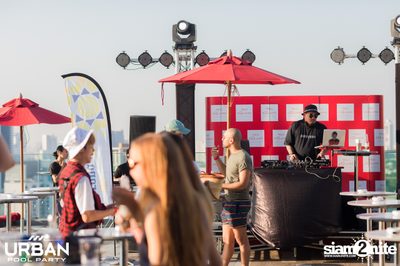 Urban Pool Party The Reunion ที่ เรดสแควร์ รูฟท็อป บาร์ — photo 21
