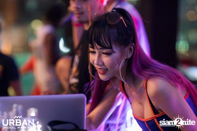 Urban Pool Party The Reunion ที่ เรดสแควร์ รูฟท็อป บาร์ — photo 127