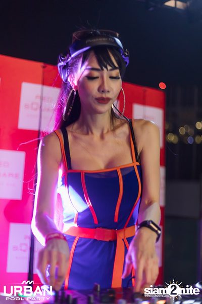 Urban Pool Party The Reunion ที่ เรดสแควร์ รูฟท็อป บาร์ — photo 154