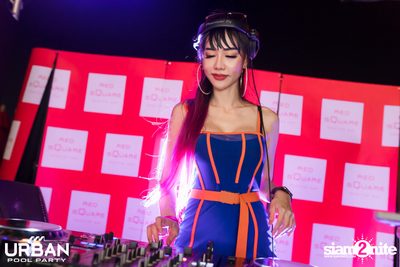 Urban Pool Party The Reunion ที่ เรดสแควร์ รูฟท็อป บาร์ — photo 158