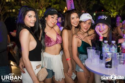 Urban Pool Party The Reunion ที่ เรดสแควร์ รูฟท็อป บาร์ — photo 180