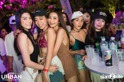 Urban Pool Party The Reunion ที่ เรดสแควร์ รูฟท็อป บาร์ — photo 181