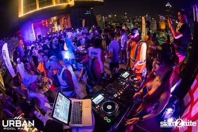 Urban Pool Party The Reunion ที่ เรดสแควร์ รูฟท็อป บาร์ — photo 188