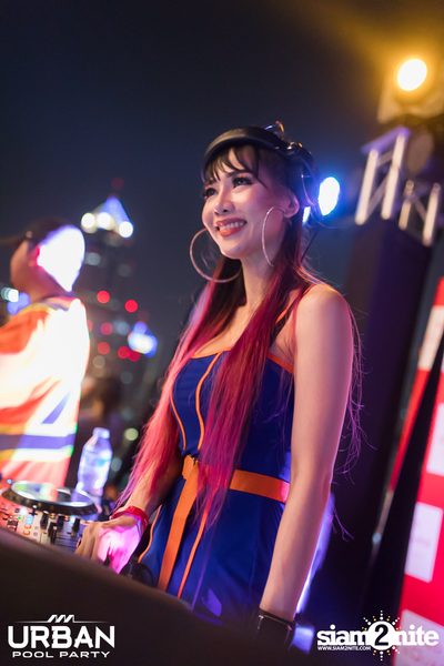 Urban Pool Party The Reunion ที่ เรดสแควร์ รูฟท็อป บาร์ — photo 190