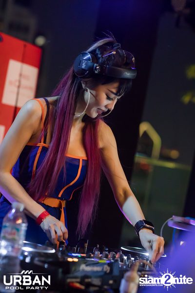 Urban Pool Party The Reunion ที่ เรดสแควร์ รูฟท็อป บาร์ — photo 197