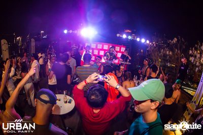Urban Pool Party The Reunion ที่ เรดสแควร์ รูฟท็อป บาร์ — photo 239