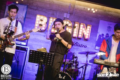 Phum Viphurit ที่ บีกิน บาร์ — photo 2