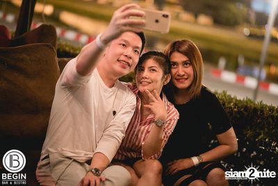 Phum Viphurit ที่ บีกิน บาร์ — photo 4