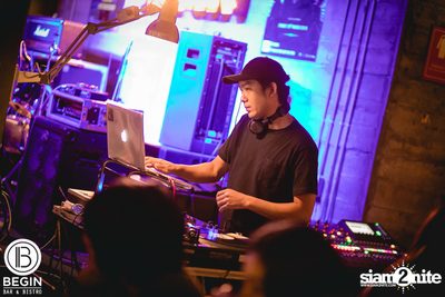 Phum Viphurit ที่ บีกิน บาร์ — photo 8