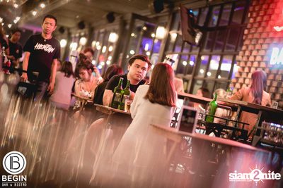 Phum Viphurit ที่ บีกิน บาร์ — photo 25