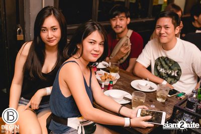 Phum Viphurit ที่ บีกิน บาร์ — photo 28