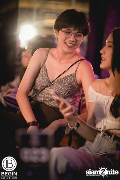 Phum Viphurit ที่ บีกิน บาร์ — photo 45