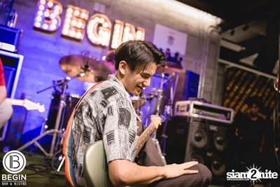 Phum Viphurit ที่ บีกิน บาร์ — photo 85