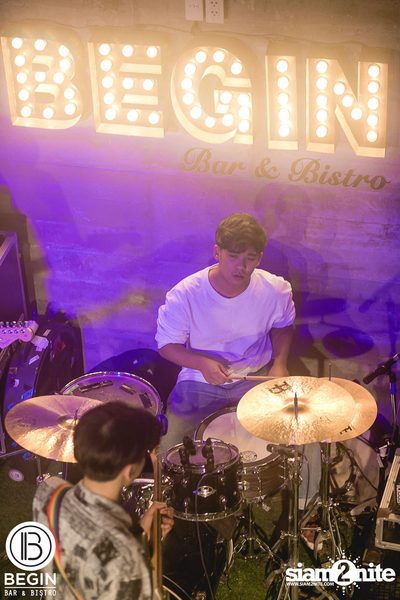 Phum Viphurit ที่ บีกิน บาร์ — photo 90