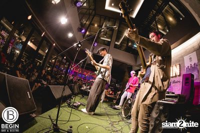 Phum Viphurit ที่ บีกิน บาร์ — photo 97