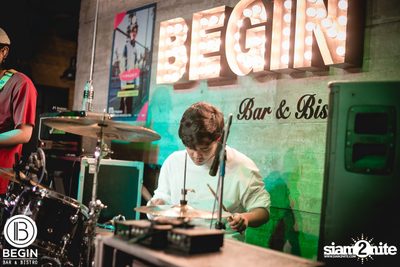 Phum Viphurit ที่ บีกิน บาร์ — photo 101