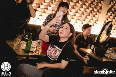 Phum Viphurit ที่ บีกิน บาร์ — photo 107