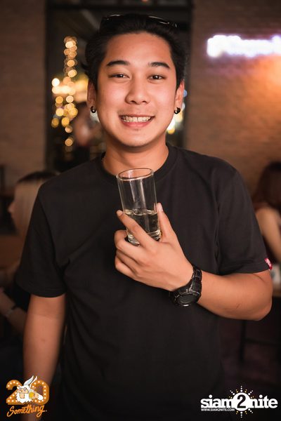 Phum Viphurit at 20Something Bar — photo 7