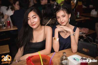 Phum Viphurit at 20Something Bar — photo 8