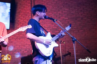 Phum Viphurit at 20Something Bar — photo 12