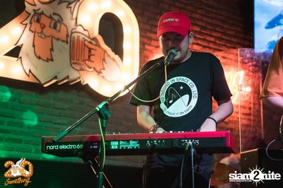 Phum Viphurit at 20Something Bar — photo 13