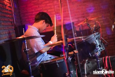 Phum Viphurit at 20Something Bar — photo 50
