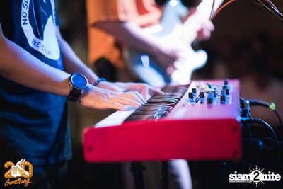 Phum Viphurit at 20Something Bar — photo 51